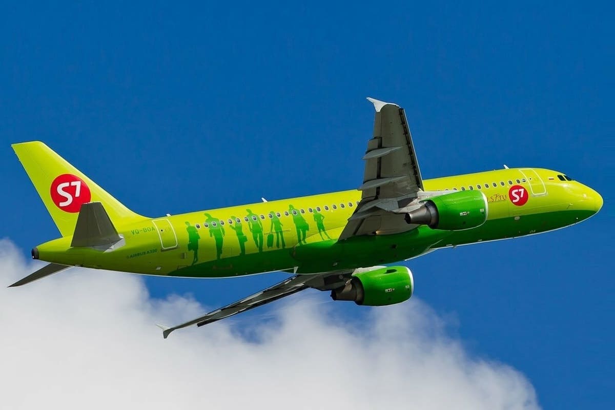 Зеленый самолет. Авиакомпания Сибирь s7 Airlines. Авиакомпания Сибирь s7. Самолёты авиакомпании s7 Airlines. S7 Эйрлайнс самолёты.