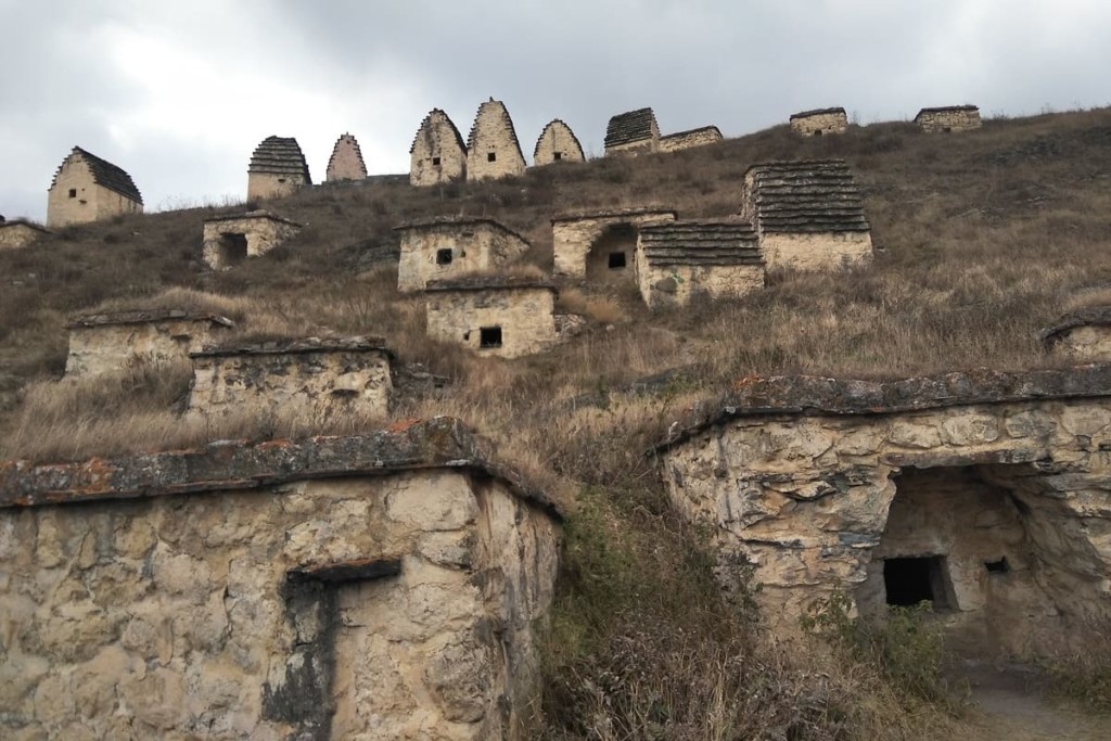 Индивидуальные Экскурсии по Северной Осетии -Даргавс - город мертвых
